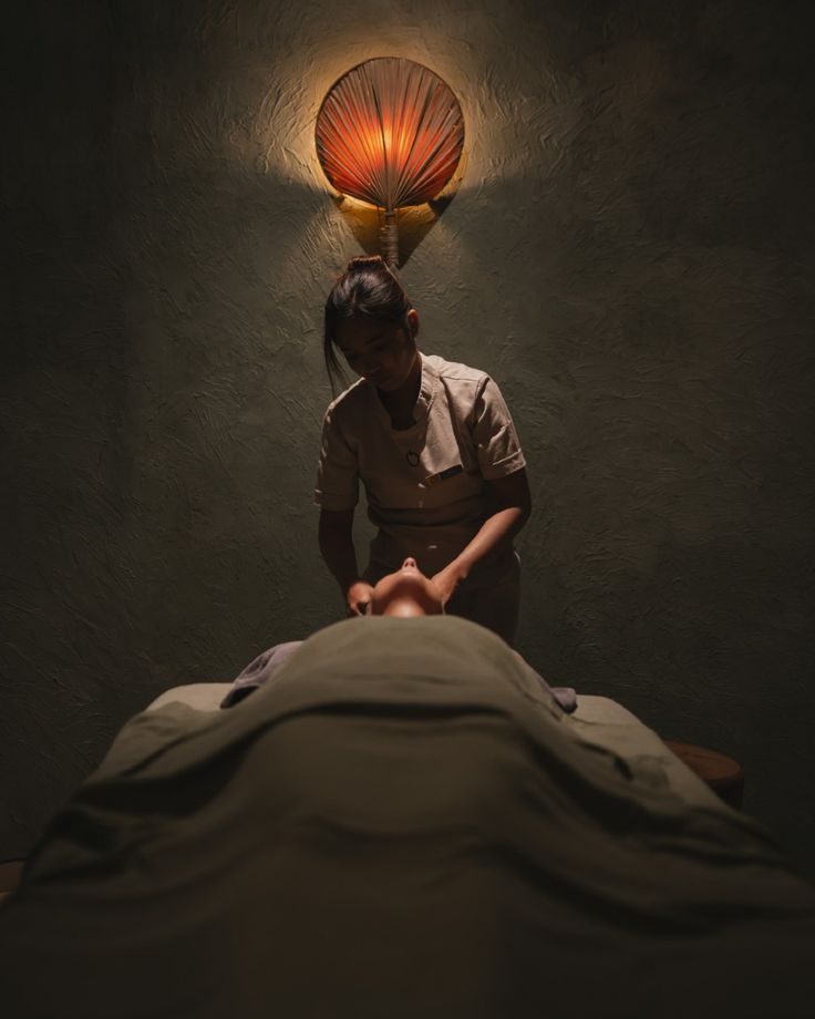 Terapeuta realizando atendimento em um spa