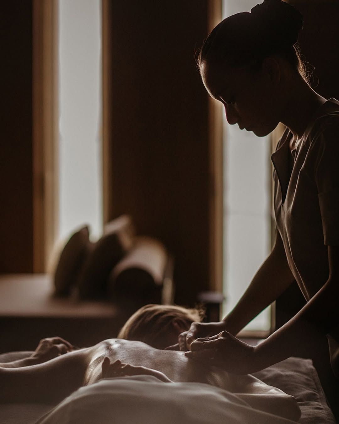 Terapeuta realizando massagem em um ambiente de spa